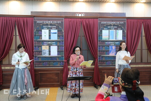 출판기념회에서 한국시낭송가협회 당진지회가 선정된각 문학인들의 작품을 낭송하는 시간을 가졌다.