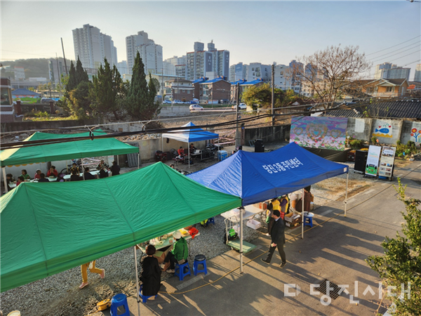 북부사회복지관이 지난달 24일 읍내12통에서 골목 영화관을 개최했다.