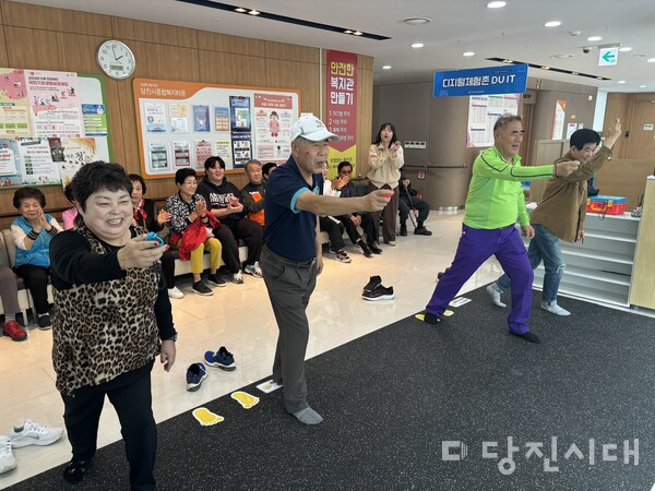 당진시노인복지관이 지난달 29일 당진시노인복지관 디지털존(DU IT존)에서 디지털기기를 활용한 미니 게임의 날‘We can DU IT 챌린지 데이’를 진행했다.