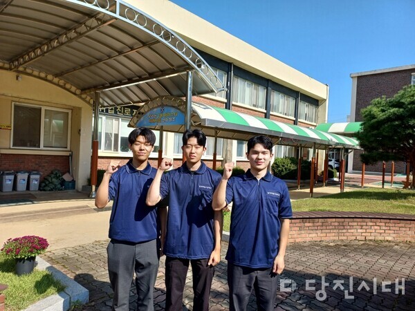 한국항공우주산업(KAI)에 합격한 합덕제철고등학교 학생들이 학교에서 기념촬영을 했다. (왼쪽부터 이승명, 손찬용, 손동현)