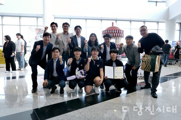 송악고등학교 CANDREAM팀은‘기후변화, 눈앞의 현실’캔스트럭션 작품을 만들어 특별상인 충청남도지사상을 수상 후 기념촬영을 하고 있다.
