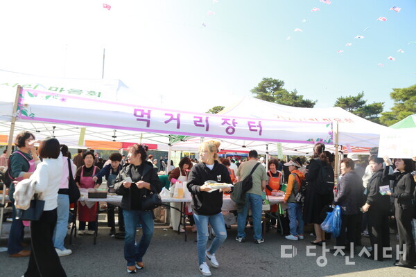지난달 27일 기지시감리교회 제2성전 주차장에서 열린 바자회에서는 신도와 주민 700여 명이 참석한 가운데 교인들이 기증한 물품으로 아나바나 장터가 열렸다.