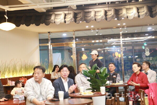 지난 1일, 수청동의 베이커리 카페 밀화당 당진시청점에서 특별한 가을음악회가 열렸다.