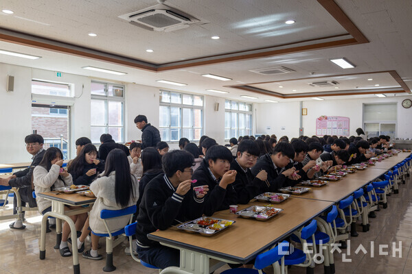GS EPS㈜는 이날 송악고등학교에서 학생들에게 랍스터 테일 라구 파스타, 야채볶음밥, 치킨텐더로 구성된 특별한 점심 식사를 제공했다.