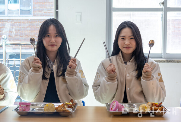 지난 7일 송악고등학교에서 학생들은 특별식을 먹고 기념촬영을 하고 있다.