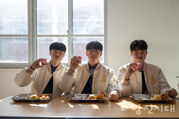 지난 7일 송악고등학교에서 학생들은 특별식을 먹고 기념촬영을 하고 있다.