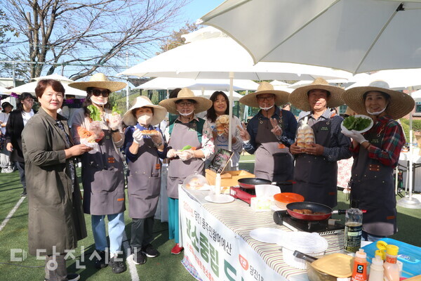 당진1동이 탄소중립 도시농부 활동으로 지난달 26일 당진 농부시장 ‘당장’에 참여해, 판매수익금을 당장 운영진에게 기부했다.