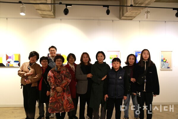 김지희 작가가 11월 1일부터 30일까지 한 달간 순성면에 있는 순성미술관에서 초대개인전을 개최 중이며, 지난 9일 오프닝을 진행했다.