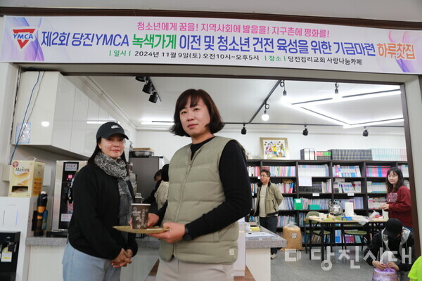 당진감리교회 사랑나눔카페에서 지난 9일 열린 하루찻집에서 당진YMCA 회원들이 찻집 운영에 동참했다.