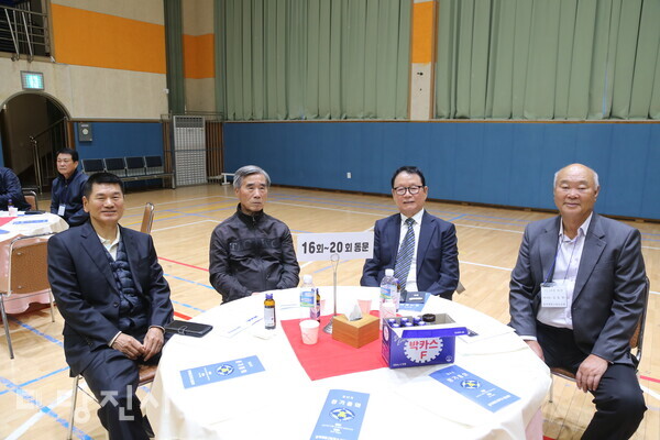 합덕제철고 총동문회 정기총회 현장에서 만난 동문들의 모습