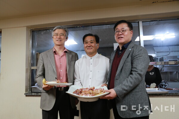 지난 11일 당진송매감리교회가 교회 식당에서 항아리 숯불 바비큐 파티 행사를 진행했다.