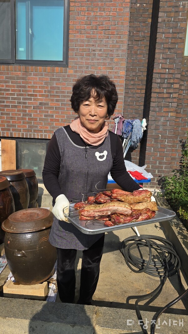항아리 숯불 바비큐는 항아리에 고리를 끼워 돼지고기를 매달아 숯불에 훈연한 요리다.