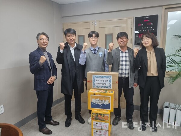 당진교육지원청은 지난 7일부터 12일까지 관내 8개 고등학교 3학년 학생들과 3년 동안 진로·진학 지도를 위해 애쓰신 선생님들께 고마움의 마음을 전하고 격려하기 위한 응원 물품을 전달했다.