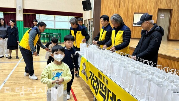 지난 11일 고대면농민회가 가래떡 데이’를 맞아, 교육과 정을 담은 가래떡 나눔 행사를 진행했다.