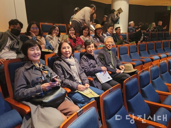 문화예술인들이 대구오페라축제 폐막공연을 관람후 기념촬영을 하고 있다.