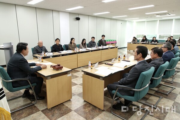 (재)당진문화재단은 지난 12일 당진문화예술학교 중회의실에서 오성환 당진시장을 비롯한 이사들이 참석한 가운데 2024년도 제6차 임시이사회를 개최했다.