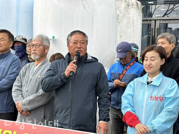 지난 14일 당진시농민회가 농협중앙회 당진시지부 앞에서 쌀값 보장 촉구대회를 열고, 곤포사일리지 적재투쟁을 벌였다.