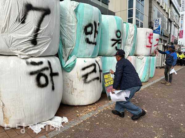 지난 14일 당진시농민회가 농협중앙회 당진시지부 앞에서 쌀값 보장 촉구대회를 열고, 곤포사일리지 적재투쟁을 벌였다.