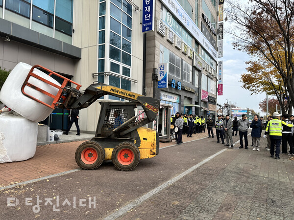 지난 14일 당진시농민회가 농협중앙회 당진시지부 앞에서 쌀값 보장 촉구대회를 열고, 곤포사일리지 적재투쟁을 벌였다.
