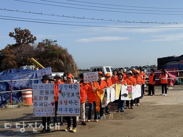 가수 박창근의 팬클럽 ‘포그니’가 지난 16일 석문면 마섬포구 일대에서 환경정화 활동을 실시했다.