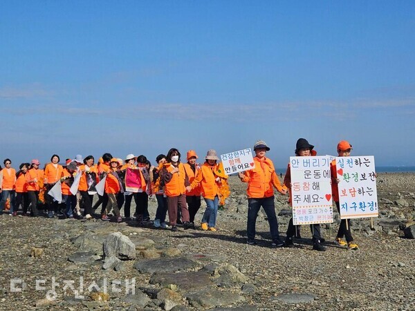 가수 박창근의 팬클럽 ‘포그니’가 지난 16일 석문면 마섬포구 일대에서 환경정화 활동을 실시했다.