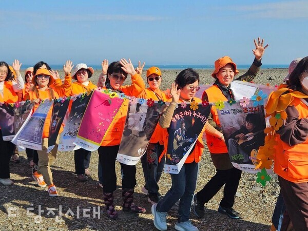가수 박창근의 팬클럽 ‘포그니’가 지난 16일 석문면 마섬포구 일대에서 환경정화 활동을 실시했다.