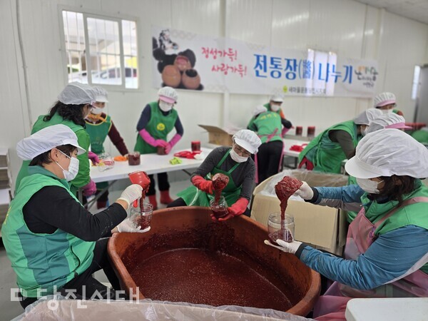 새마을운동 당진시지회가 ‘전통장 나누기’ 행사를 지난 11일부터 12일까지 이틀에 걸쳐 당진시새마을회관에서 진행했다.