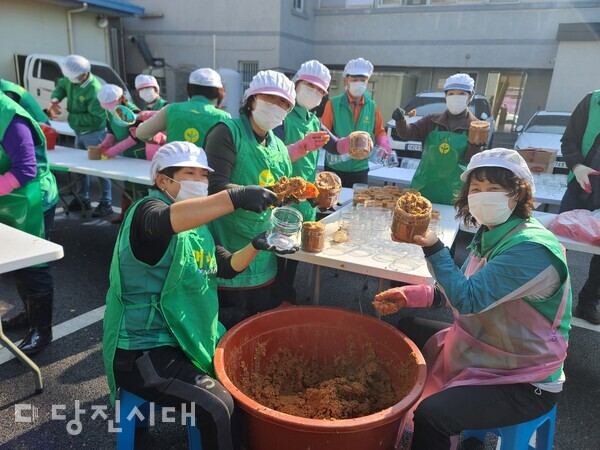 새마을운동 당진시지회가 ‘전통장 나누기’ 행사를 지난 11일부터 12일까지 이틀에 걸쳐 당진시새마을회관에서 진행했다.