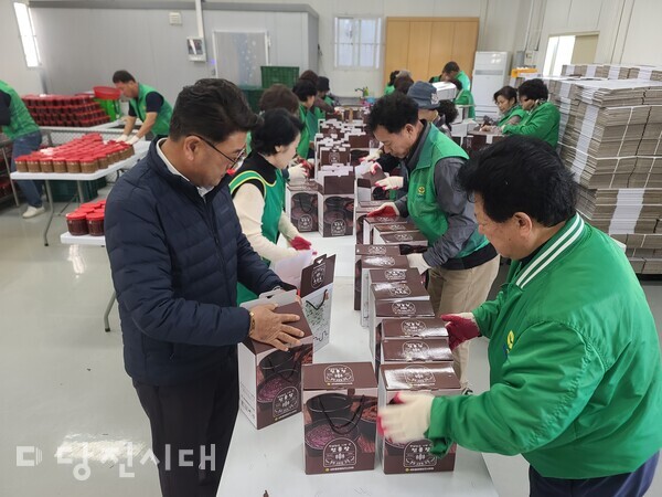 새마을운동 당진시지회가 ‘전통장 나누기’ 행사를 지난 11일부터 12일까지 이틀에 걸쳐 당진시새마을회관에서 진행했다.