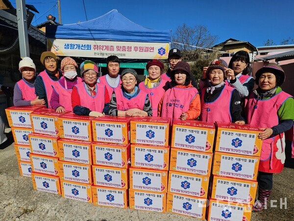 당진시농업기술센터가 육성하는 생활개선당진시연합회 읍면동 생활개선회장 등 13명은 지난 18일 ‘취약계층 맞춤형 후원결연’ 사업으로 관내 홀로 계시는 어르신 26명에게 반찬 나눔을 했다.