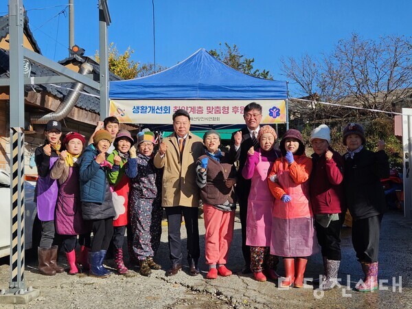 당진시농업기술센터가 육성하는 생활개선당진시연합회 읍면동 생활개선회장 등 13명은 지난 18일 ‘취약계층 맞춤형 후원결연’ 사업으로 관내 홀로 계시는 어르신 26명에게 반찬 나눔을 했다.