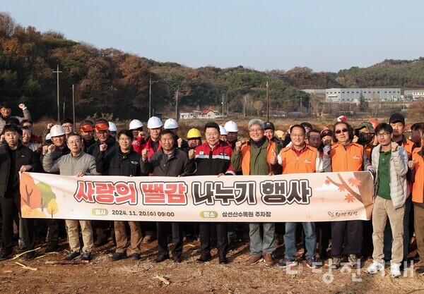 당진시는 지난 20일 산림조합, 임업후계자, 원목 사업자 등 관내 임업 관련 단체와 함께 어려운 이웃 등 취약계층 40가구에 겨울철 난방용 땔감 약 120톤을 전달했다.