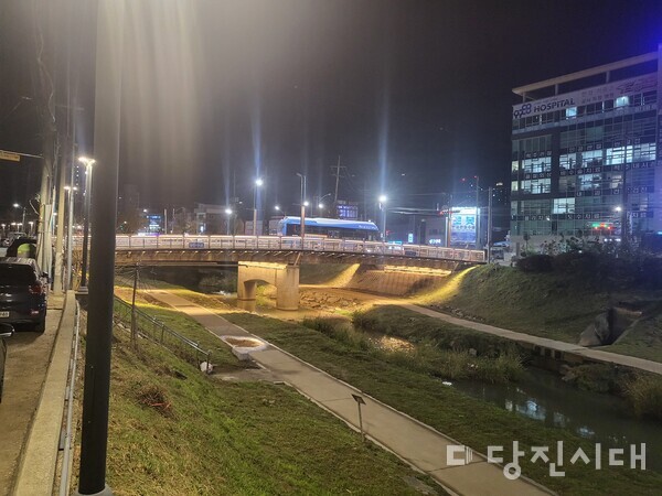 당진시는 지난 18일 읍내동 695-33번지에 있는 당진1교 교량에 사업비 1억 5000만 원을 투입해 LED 야간 경관조명을 설치했다.