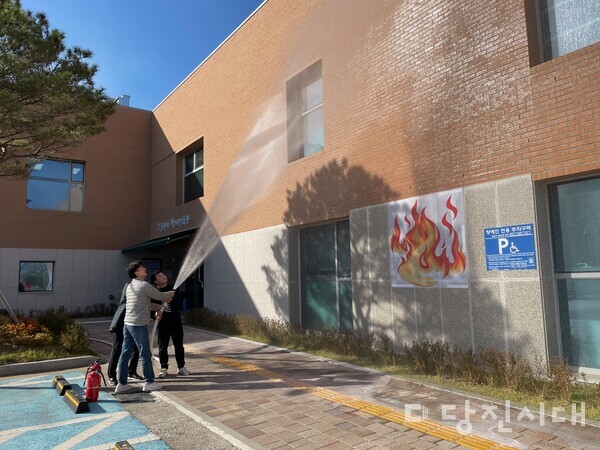 지난 19일 장애인회관 화재 초기 대응 능력 및 소방 안전 의식 제고를 위해 화재 사고 무각본 소방 훈련 상황