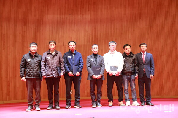 한국농촌지도자당진시연합회와 당진시품목농업인연구협의회 실적발표회 중 표창 수상자들