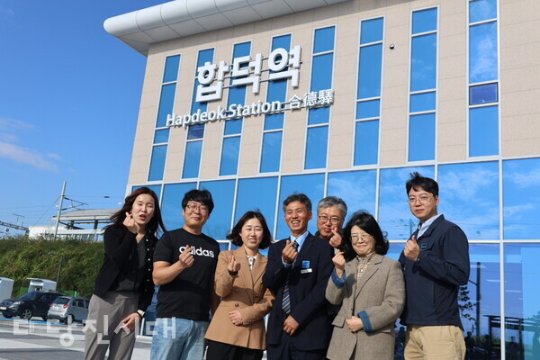 합덕역에서 합덕역 근무 직원들이 기념사진을 촬영했다.