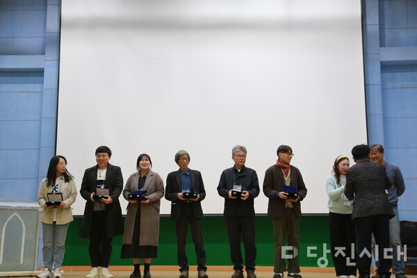 당진시대 수상 모습 (박경미 보도부문 우수기자상, 안라미 사업기획부문 최우수상, 최종길 편집국장 감사패)