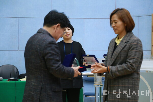 당진시대 수상 모습 (박경미 보도부문 우수기자상, 안라미 사업기획부문 최우수상, 최종길 편집국장 감사패)
