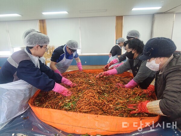 합덕제철고등학교가 지난달 21일 배추와 무를 수확하는 것을 시작으로 26일까지 ‘제9회 참살이 김장 나눔 봉사 행사’를 진행했다.