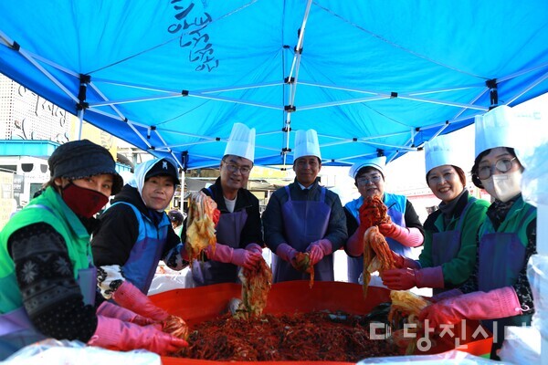 지난달 21일 열린 김장담그기 행사가 당진전통시장 이벤트광장에서 지역 주민들에게 따듯한 온정을 전하며 마무리됐다.