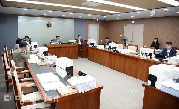 충남도의회 보건복지환경위원회(위원장 김민수)는 12일 보건복지국에 대한 행정사무감사를 실시했다.