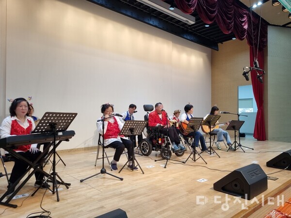 지난 6일 당진시복지타운 대강당에서 제6회 당진시장애인복지관 장애인 평생교육 총체 발표회를 개최했다.