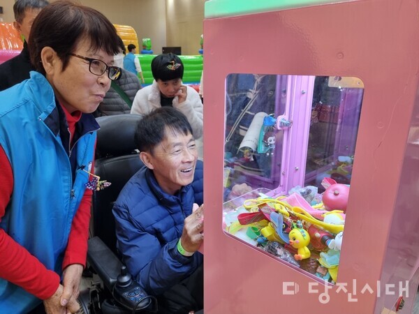 지난 6일 당진시복지타운 대강당에서 제6회 당진시장애인복지관 장애인 평생교육 총체 발표회 '늘봄랜드'에 참여한 이용자가 인형뽑기를 하고 있다.