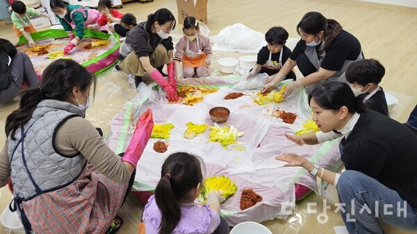 용연유치원은 지난달 29일 미래교육실에서 김장체험 활동을 실시했다.