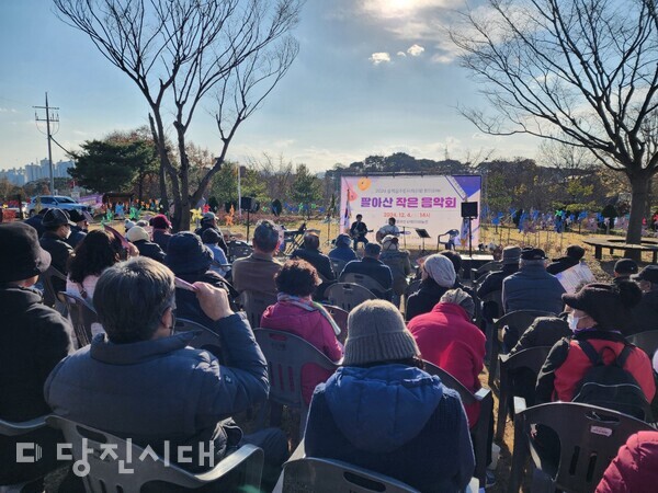 지난 4일 송악읍주민자치회가 팔아산 작은음악회를 개최했다.