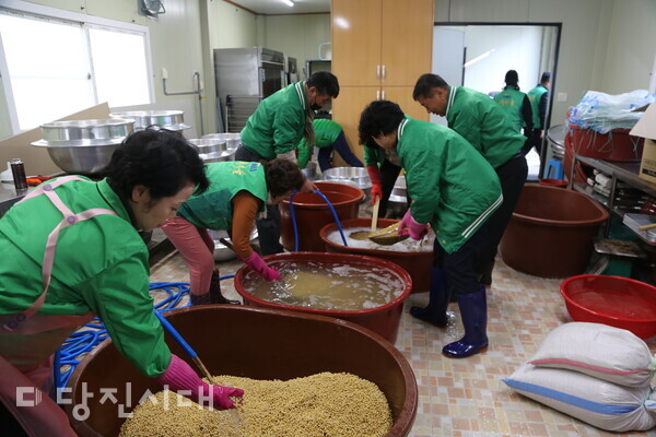 콩 세척 및 콩 불리기 사전 작업 실시 모습
