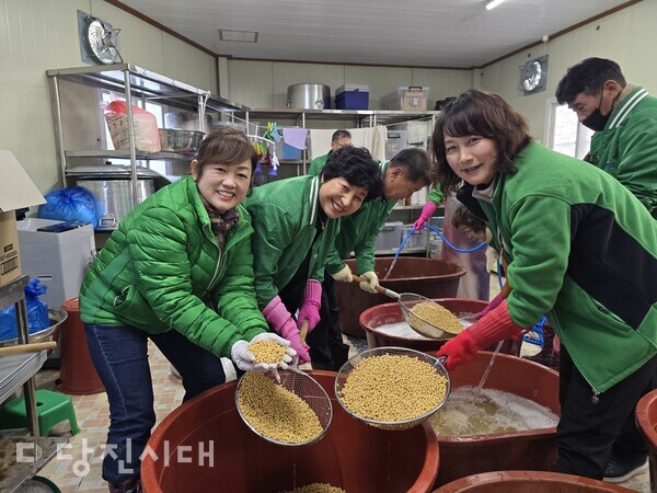 콩 세척 및 콩 불리기 사전 작업 실시 모습