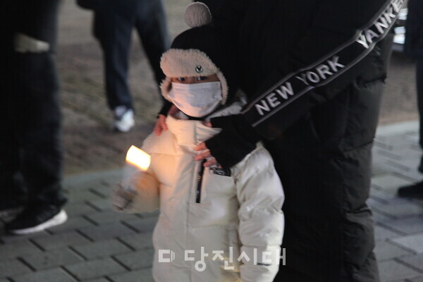 11일 당진터미널에서 진행된 당진 촛불 집회에 4살 아이가 이모 손을 잡고 끝까지 집회 현장을 지켰다.