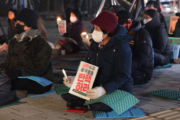 고대면 슬항리에서 이웃과 함께 집회 현장을 찾은 한 시민.
