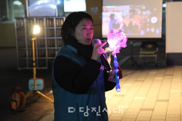 딸의 응원봉을 가지고 온 오수민 윤석열퇴진 당진운동본부 집행위원장